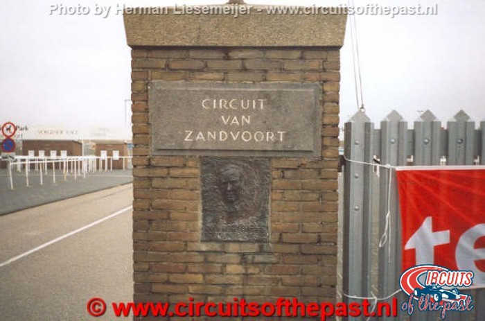 Oude ingang Circuit Park Zandvoort - Monument Rob Slotemaker