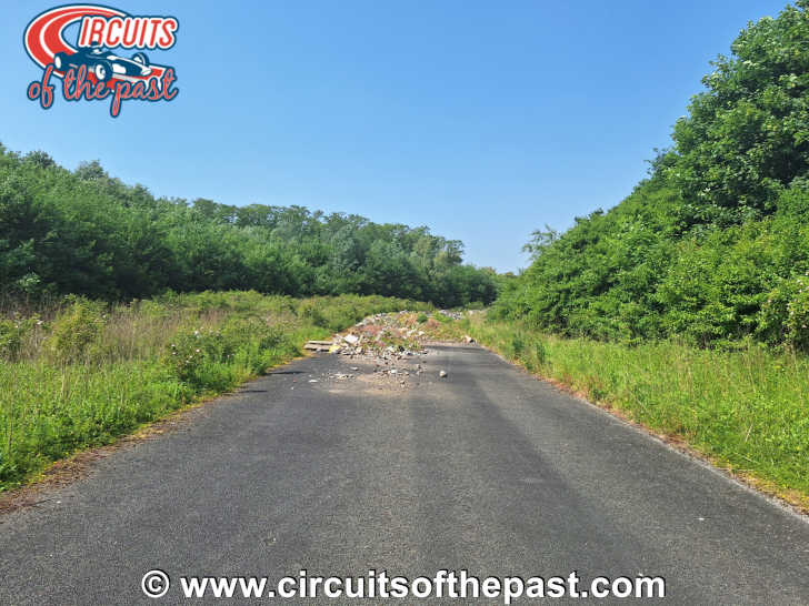 Verlaten Circuit de Lezennes in Frankrijk: Troep op de baan