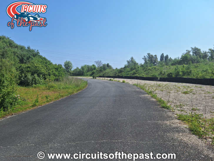 Verlaten Circuit de Lezennes in Frankrijk: Eerste bocht gezien vanuit tegengestelde richting