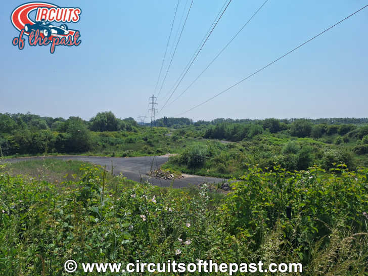 Verlaten Circuit de Lezennes in Frankrijk: Elektriciteitskabels over het circuit